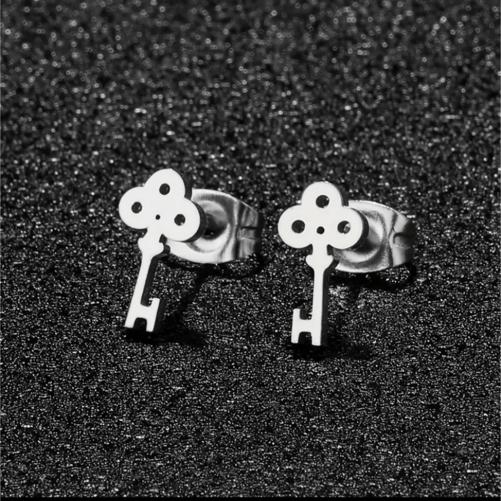 NEW Key stud Earrings Silver color - Boutique
